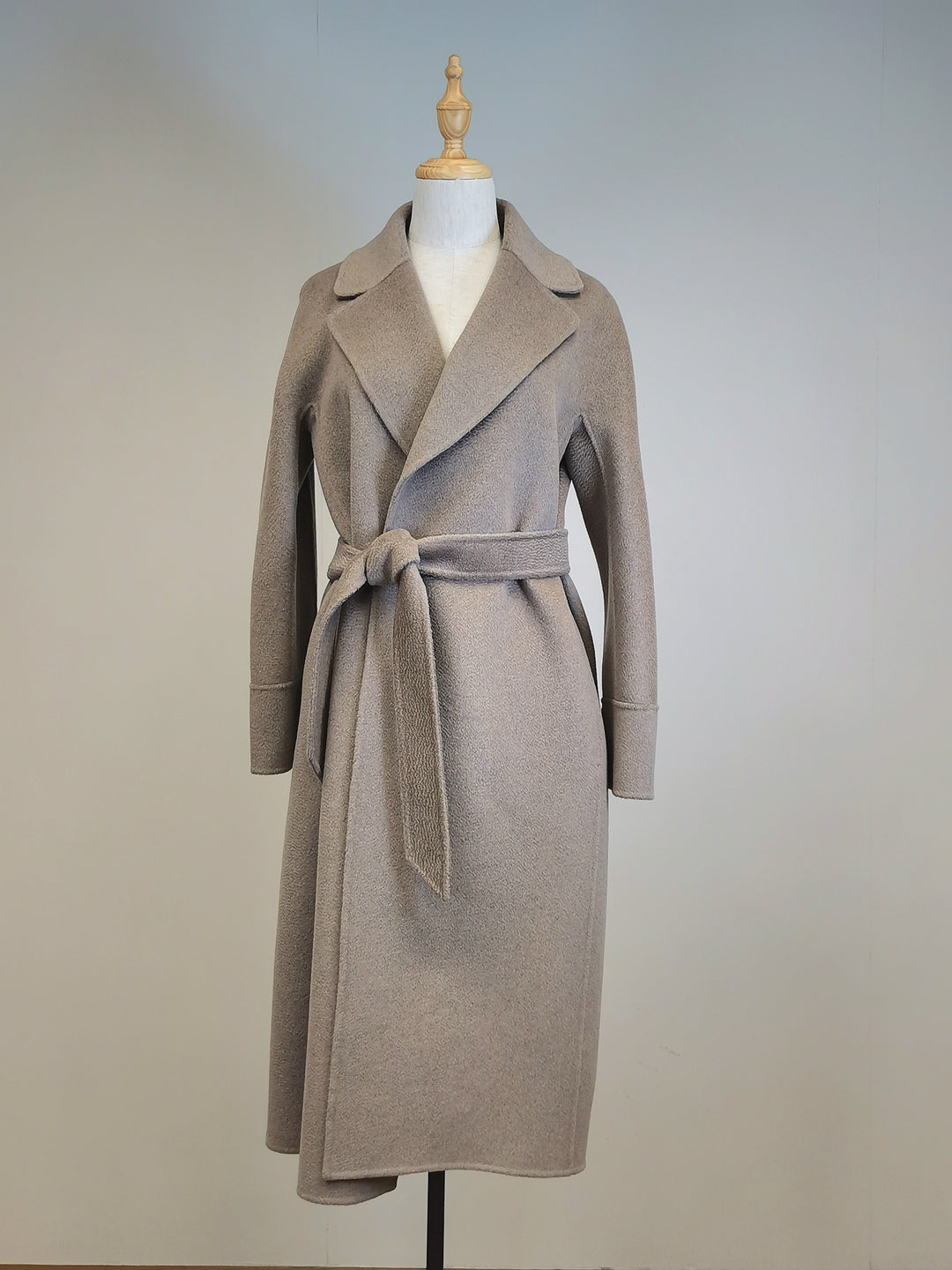 MAX MARA 
腰帶翻領中長款寬鬆長袖大衣沙色
Belted Lapel Mid-length Loose Long-Sleeved Coat