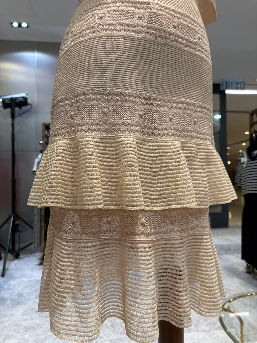 亞歷山大·麥昆  荷葉邊蕾絲拼接金屬絲混紡布料 迷你裙
Alexander McQueen Ruffled Lace-Paneled Metallic Silk-Blend Mini Dress