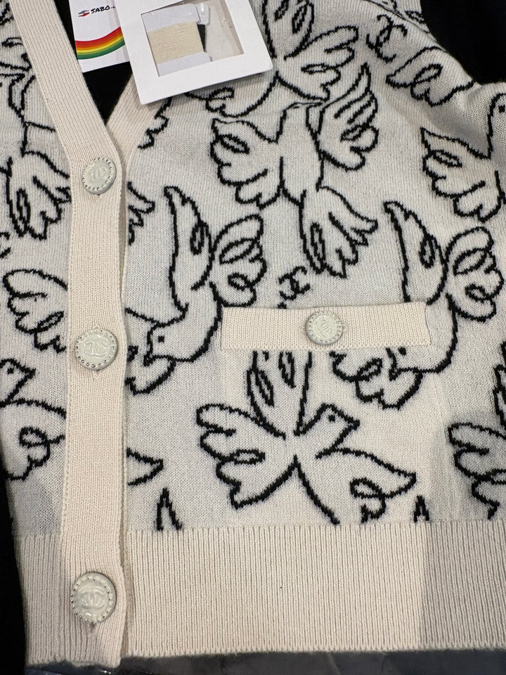 CHANEL黑白拼色和平鴿短款針織開衫CHANEL Black and White Color Block Dove Short Knit Cardigan